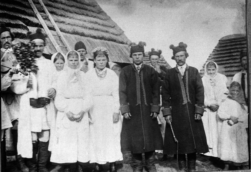 Fotografia czarno-biała przedstawia grupę ludzi podczas wesela.