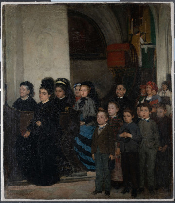 S/Mal/1787/ML Obraz przedstawia scenę religijną w mrocznym wnętrzu kościelnym. Pierwszy plan wypełniony przez grupę modlących się wiernych, zwróconych w lewo, w stronę ołtarza głównego. Wszystkie osoby w statycznych pozach, w modlitewnym skupieniu i zadumie. Z przodu, po prawej stronie grupka małych chłopców ubranych w ciemne ubrania. Za nimi starszy mężczyzna, w głębi kilkoro wieśniaków w strojach krakowskich. W bocznej kaplicy, przy ołtarzu postać modlącego się, odwróconego plecami kapłana w białej szacie. Po lewej stronie, na tle wielkiego filara siedzą w ławkach kobiety w różnym wieku, w zastygłych pozach, z lekko pochylonymi głowami. Wszystkie ubrane w ciemne suknie: czarne, szare, z czarnymi woalami, welonami na głowach. Obraz utrzymany w szaro-brązowej tonacji barwnej z nielicznymi akcentami czerwieni, błękitu, bieli.