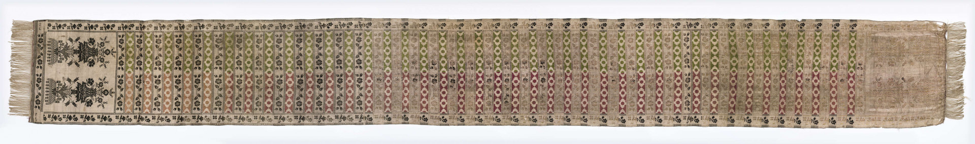 Pas kontuszowy jedwabny, czterostronny
Ornament:
Głowy:dwa  motywy bukietów  w stylizowanych wazonach  o wywiniętych na zewnątrz brzegach.Wazon ustawiony na kratownicy z wisiorami. 
Wciąż: pólka z motywem gałazek kwiatowych i w szelążki- na przemian.
Obrzeżenie:  drobny wzór gałązki kwiatowej
Frędzla jedwabna 
Sygnowany w dolnych rogach F
                                           S 