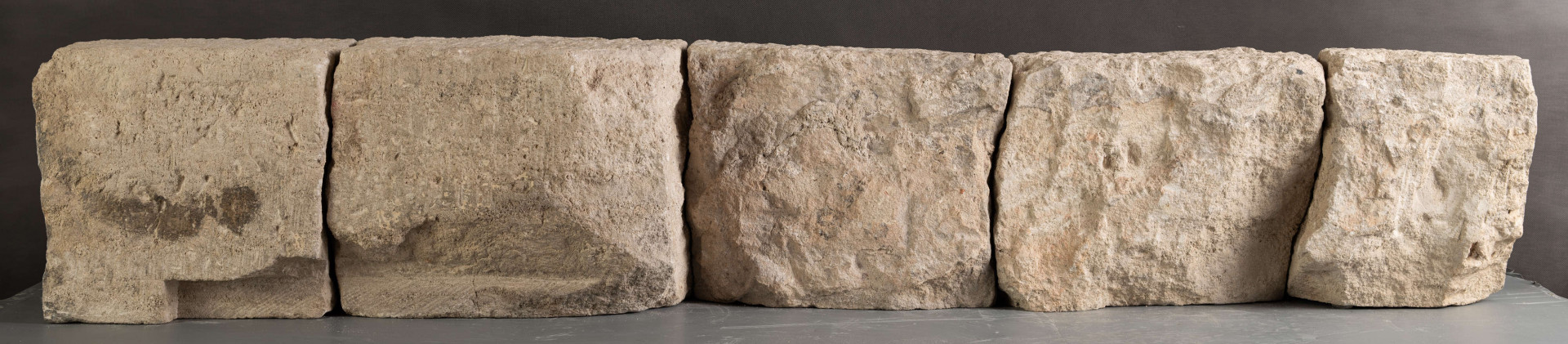 DA/1/ML - W zachowanym relikcie renesansowego obramienia okiennego można dostrzec formy wskazujące na wysokiej klasy warsztat kamieniarski, powiązany stylistycznie z produkcją warsztatów krakowskich.