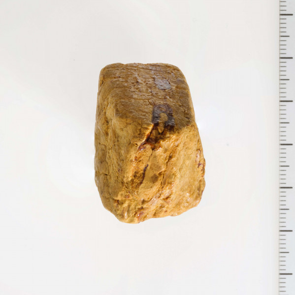 Surowiec bursztynowy, wstępnie obrobiony o kształcie sześcianu.