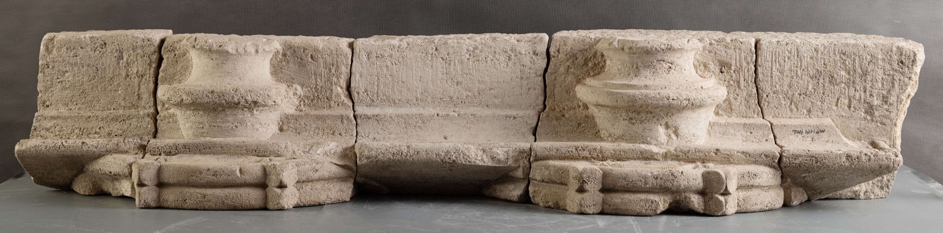 DA/1/ML - W zachowanym relikcie renesansowego obramienia okiennego można dostrzec formy wskazujące na wysokiej klasy warsztat kamieniarski, powiązany stylistycznie z produkcją warsztatów krakowskich.