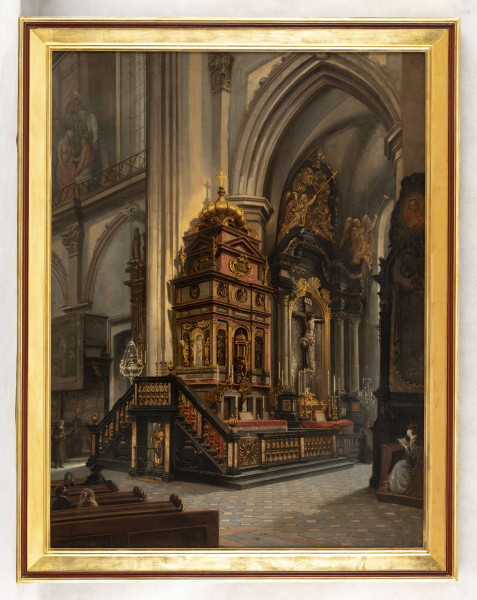 Widok wnętrza kościoła NMP w Krakowie z nawy głównej na ołtarz Najśw. Sakramentu i barokowy ołtarz Chrystusa Ukrzyżowanego. Na pierwszym planie w drewnianych brązowych ławach siedzące postacie mężczyzn i kobiet. W głębi, pośrodku kompozycji - manierystyczny ołtarz architektoniczny z dekoracyjnym zwieńczeniem, rzeźbami w niszach, płaskorzeźbionymi medalionami. Utrzymany w szaro-czerwono-żółtej (złotej) kolorystyce. Wokół czarno-złote ogrodzenie z ozdobną z bramką. Dalej, po prawej stronie bogaty barokowy ołtarz boczny z krucyfiksem ze złoconymi rzeźbami, dekoracyjnym zwieńczeniem uskokowym, glorią. Ołtarze usytuowane przy potężnym, rozczłonkowanym filarze, stanowiącym podstawę dla profilowanej ostrołukowej arkady. Po prawej stronie widoku fragment wysokiego, czarnego ołtarza, ławka z siedzącą nań modlącą się kobietą. Po lewo fragment ściany prezbiterium z dekoracją stiukową, obrazami. Pod ścianą stalle, przed którymi stoi mężczyzna w ciemnej szacie (zakonnik?). Posadzka kamienna ułożona w beżowo-szarą szachownicę. Ołtarz Najś. Sakramentu i filar oświetlone snopem ciepłego, rozproszonego światła. 