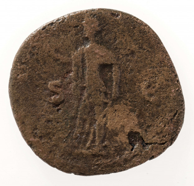 AV. Głowa cesarza Tytusa w wieńcu laurowym w profilu w prawo. W otoku napis:
T CAESAR IMP COS III CENS

RV. Idąca w lewo Spes, trzymająca kwiat w prawej dłoni podniesionej na wysokości barku. Lewą dłonią podtrzymuje suknię. Postać rozdziela litery: S  -  C
