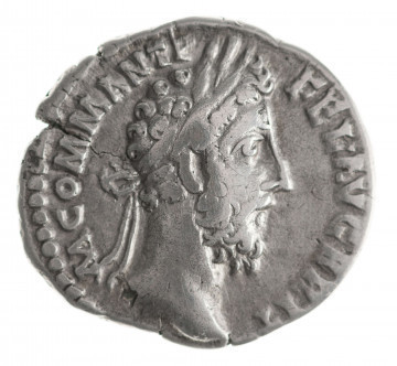 N/11383/ML - Av.: Popiersie cesarza z wieńcem laurowym w prawo. W otoku: M COMM ANT P FEL AVG BRIT
Rv.: Wiktoria stojąca w lewo z prawą stopą wspartą na hełmie. Przed nią palma zwieńczona tarczą z napisem: VO . DE ( czyli VOTA DECENNALIA). W otoku: [SAE]C FEL P M TR [P XI IMP V]II COS V P P
