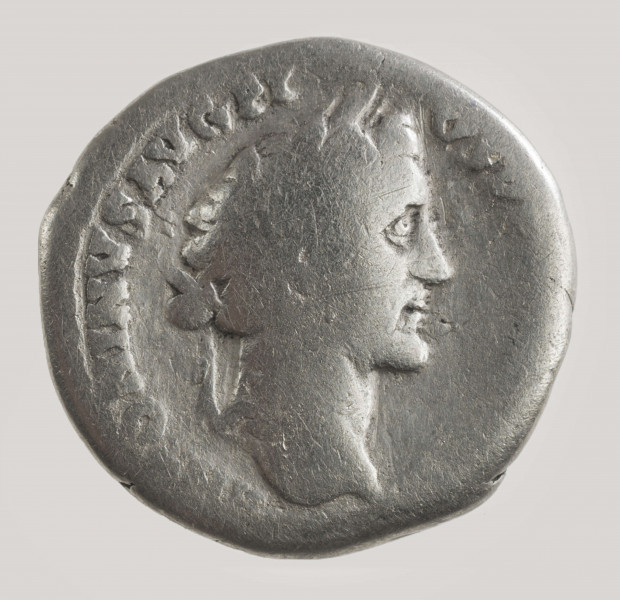 AV. Głowa cesarza w wieńcu laurowym w profilu w prawo. W otoku napis:
[A]NTONINVS AVG PI  -  VS  PP [TR P COS?]

RV. Stojąca Clementia w lewo, widoczne tylko długie berło, patera zatarta. W toku napis: [CLE]MEN  -  TIA  AVG
