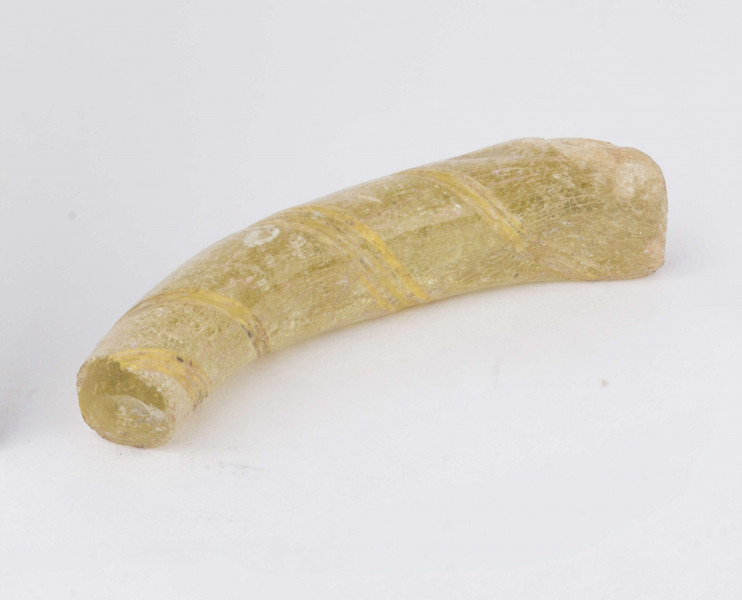 Fragment bransolety szklanej o okrągłym przekroju poprzecznym, miejscami spłaszczona. Wykonana ze szkła o kolorze żółtym z ornamentem spiralnie owijającego paska.