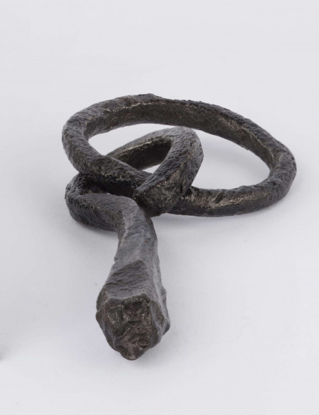 Wędzidło zachowane częściowo, składające się z kołka i zamocowanego do niego fragmentu wędzidła. Kółko w przekroju okrągłe, wędzidło w miejscu połączenia z kółkiem również okrągłe, w części środkowej w kształcie kwadratu o zaokrąglonych rogach.
Wymiary dodatkowe: 0,4 cm (śr. przekroju części w miejscu połączenia); 0,9x0,9 cm (przekrój w częsci środkowej)