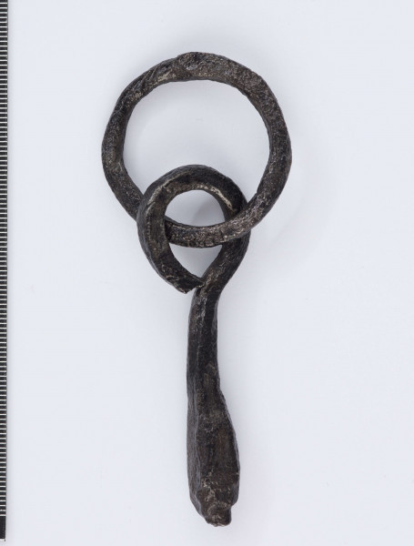 Wędzidło zachowane częściowo, składające się z kołka i zamocowanego do niego fragmentu wędzidła. Kółko w przekroju okrągłe, wędzidło w miejscu połączenia z kółkiem również okrągłe, w części środkowej w kształcie kwadratu o zaokrąglonych rogach.
Wymiary dodatkowe: 0,4 cm (śr. przekroju części w miejscu połączenia); 0,9x0,9 cm (przekrój w częsci środkowej)
