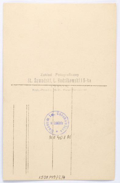 Fotografia portretowa czarno-biała Wacława Gralewskiego przedstawiająca jego prawy profil. Gralewski ubrany w ciemną marynarkę, białą koszulę i czarny krawat