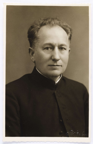 Fotografia pocztówkowa przedstawia popiersie mężczyzny w średnim wieku, ubranego w sutannę. W prawym dolnym rogu odciśnięta nazwa zakłądu fotograficznego: Sztuka Lublin....
Na odwrocie, wzdłuż górnej, szerszej krawędzi odręczny napis wyblakłym niebieskim długopisem: Czł. Lub. Oddz. ZLP, poniżej czarnym atramentem: Ks. dr Ludwik zalewski / otrzymał tegoroczną / nagrodę pamiatkową / Wojew. Rady Narodowej / w Lublinie. W części adresowej odciśnięta okrągła pieczęć w kolorze różowym Związku Zawodowego Literatów Polskich w Lublinie.