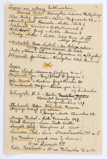 MC/Rp/54/13/ML Załącznik z wykazem adresów poetów dołączony do jednego z listów Józefa Czechowicza do Stanisława Czernika, wym. 22,1 x 14,5 cm, k. 17 r. Brak daty; nie posiadamy zatem informacji, do którego z listów niniejsza karta została dołączona.
Tekst zapisany jednostronnie czarnym atramentem. Nazwiska i część imion podkreślona żółtym kolorem. Na odwrocie karty nadruk: