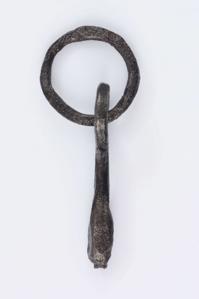 Wędzidło zachowane częściowo, składające się z kołka i zamocowanego do niego fragmentu wędzidła. Kółko w przekroju okrągłe, wędzidło w miejscu połączenia z kółkiem również okrągłe, w części środkowej w kształcie kwadratu o zaokrąglonych rogach.
Wymiary dodatkowe: 0,4 cm (śr. przekroju części w miejscu połączenia); 0,9x0,9 cm (przekrój w częsci środkowej)