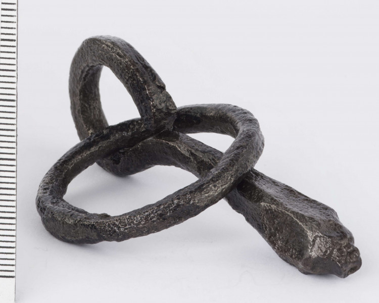 Wędzidło zachowane częściowo, składające się z kołka i zamocowanego do niego fragmentu wędzidła. Kółko w przekroju okrągłe, wędzidło w miejscu połączenia z kółkiem również okrągłe, w części środkowej w kształcie kwadratu o zaokrąglonych rogach.
Wymiary dodatkowe: 0,4 cm (śr. przekroju części w miejscu połączenia); 0,9x0,9 cm (przekrój w częsci środkowej)