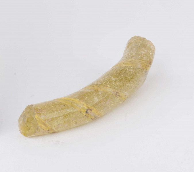 Fragment bransolety szklanej o okrągłym przekroju poprzecznym, miejscami spłaszczona. Wykonana ze szkła o kolorze żółtym z ornamentem spiralnie owijającego paska.