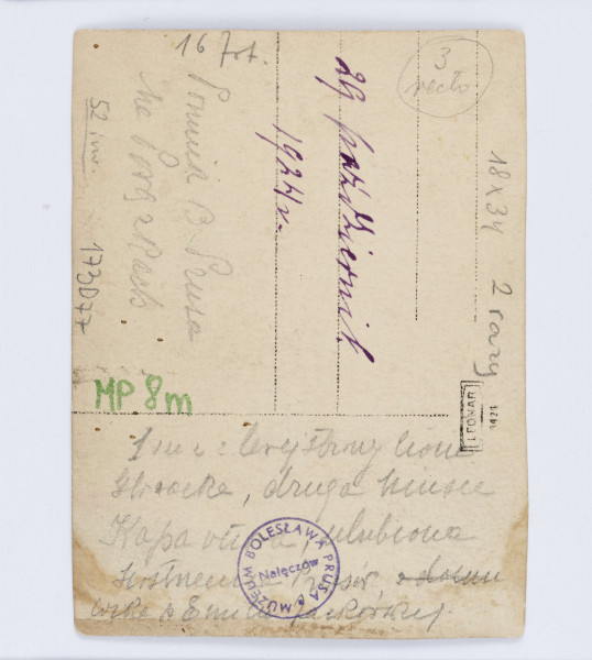 Fotografia przedstawia dwie kobiety, ubrane na czarno, stojące obok grobu Bolesława Prusa na Powązkach. Oktawia Głowacka stoi po lewej stronie, ubrana jest w czarny płaszcz, czarne rękawiczki, w prawej ręce trzyma laskę na której się opiera, a na głowie ma czarny kapelusz. Po prawej stronie stoi Emilia Kapaonowa ubrana w czarnym płaszcz z kołnierzem obszytym futrem, w prawej ręce trzyma małą, torebkę. Za plecami kobiet, znajduje się bryła grobu Bolesława Prusa w kształcie prostopadłościanu, zwieńczonego ozdobną koroną. Na drugiej stronie, w lewym, dolnym rogu znajduje się napis wykonany ołówkiem: „Pomnik B. Prusa/  na Powązkach”. Wyżej umieszczony jest prostokątny, drukowany znak wewnątrz którego widnieje napis: „LEONAR”.