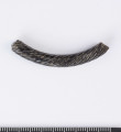 Fragment szklanej bransolety zdobionej kilkoma równolegle do siebie biegnącymi spiralnie wokół bransolety żłobkami. Bransoleta w przekroju okragła. Surowiec - szkło, barwa ciemno-brązowa. Wymiary: dł. 4,2; średn. 0,5 cm. Stan zachowania dobry.