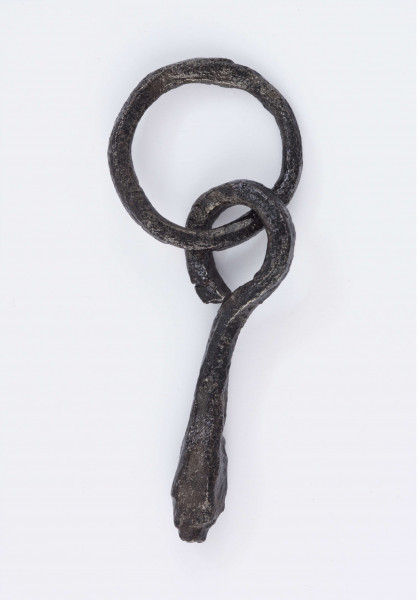 Wędzidło zachowane częściowo, składające się z kołka i zamocowanego do niego fragmentu wędzidła. Kółko w przekroju okrągłe, wędzidło w miejscu połączenia z kółkiem również okrągłe, w części środkowej w kształcie kwadratu o zaokrąglonych rogach.
Wymiary dodatkowe: 0,4 cm (śr. przekroju części w miejscu połączenia); 0,9x0,9 cm (przekrój w częsci środkowej)