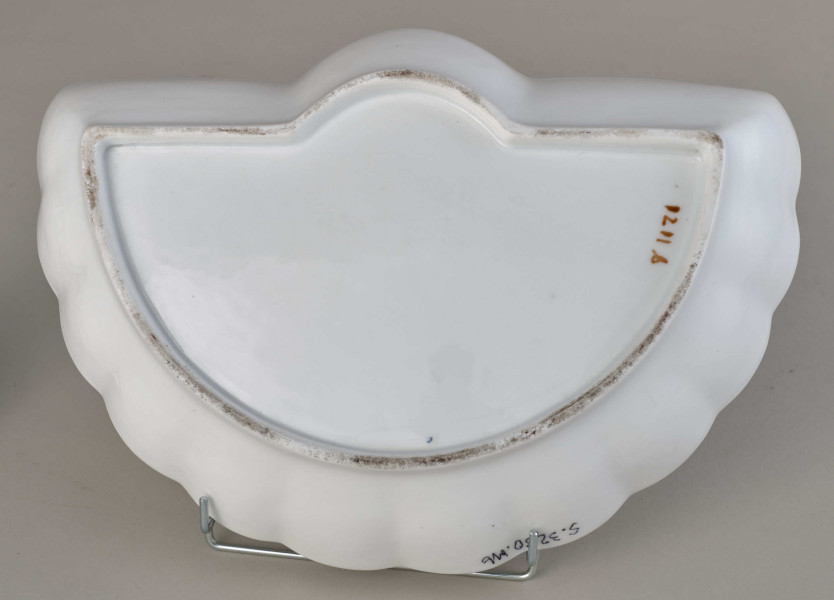 Salaterka półkolista, biała, z brzegiem falistym, złoconym. Spód