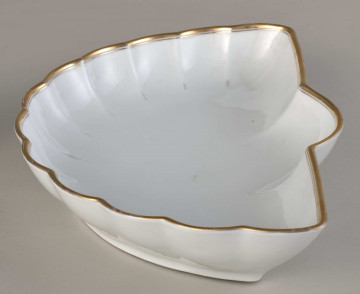 Salaterka półkolista, biała, z brzegiem falistym, złoconym
