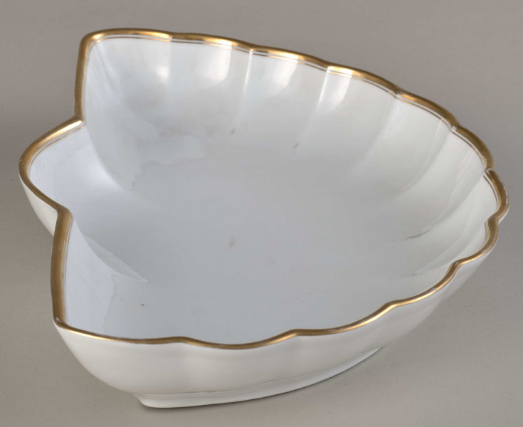 Salaterka półkolista, biała, z brzegiem falistym, złoconym. Widok boczny