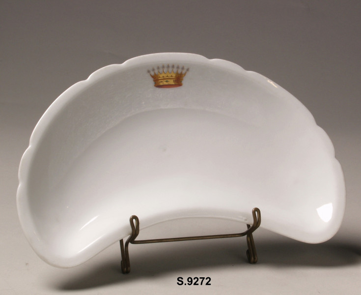 Talerzyk przystawkowy, w krztałcie półksiężyca, z wyzębionym brzegiem, biały,z koroną hrabiowską
