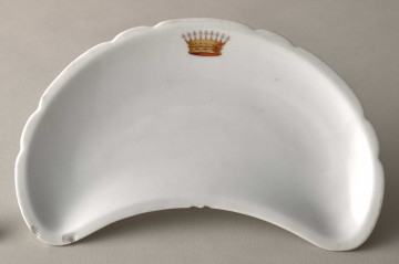 Talerzyk przystawkowy, w krztałcie półksiężyca, z wyzębionym brzegiem, biały,z koroną hrabiowską