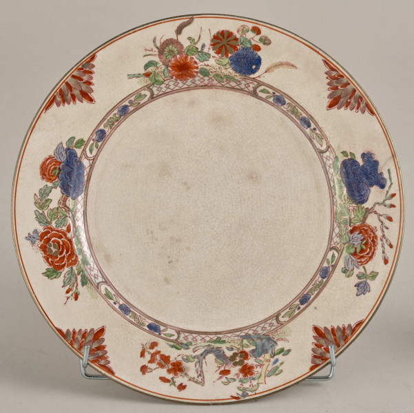 Talerz deserowy, zdobiony motywem roślinnym, kwiatowym i geometrycznym w kolorze zielonym, czerwonym, niebieskim i złotym