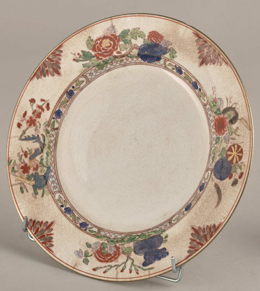 Talerz deserowy, zdobiony motywem roślinnym, kwiatowym i geometrycznym w kolorze zielonym, czerwonym, niebieskim i złotym