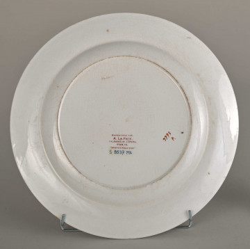 Talerz płytki, zdobiony motywem roślinnym, kwiatowym i geometrycznym w kolorze zielonym, czerwonym, niebieskim i złotym. Spód