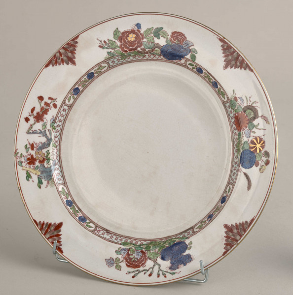  Talerz płytki, zdobiony motywem roślinnym, kwiatowym i geometrycznym