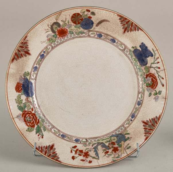 Talerz deserowy, zdobiony motywem roślinnym, kwiatowym i geometrycznym w kolorze zielonym, czerwonym, niebieskim i złotym