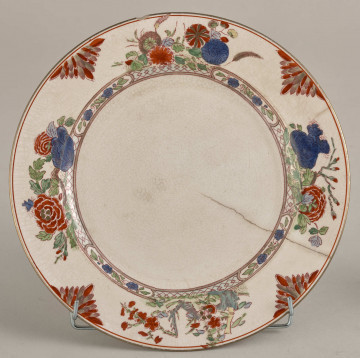 Talerz deserowy, zdobiony motywem roślinnym, kwiatowym i geometrycznym w kolorze zielonym, czerwonym, niebieskim i złotym