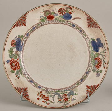 Talerz deserowy, zdobiony motywem roślinnym, kwiatowym i geometrycznym w kolorze zielonym, czerwonym, niebieskim i złotym