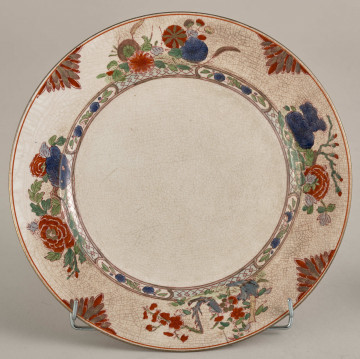 Talerz deserowy, zdobiony motywem roślinnym, kwiatowym i geometrycznym w kolorze zielonym, czerwonym, niebieskim i złotym