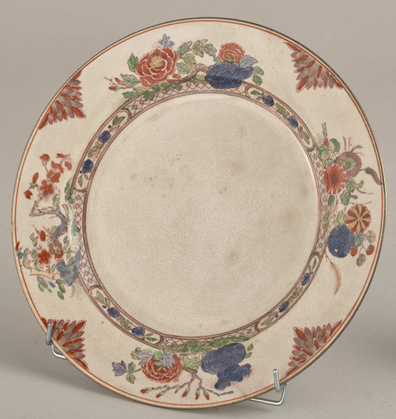 Talerz deserowy, zdobiony motywem roślinnym, kwiatowym i geometrycznym w kolorze zielonym, czerwonym, niebieskim i złotym