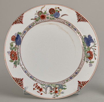 Talerz płytki, zdobiony motywem roślinnym, kwiatowym i geometrycznym