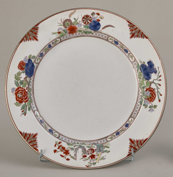 Talerz płytki, zdobiony motywem roślinnym, kwiatowym i geometrycznym