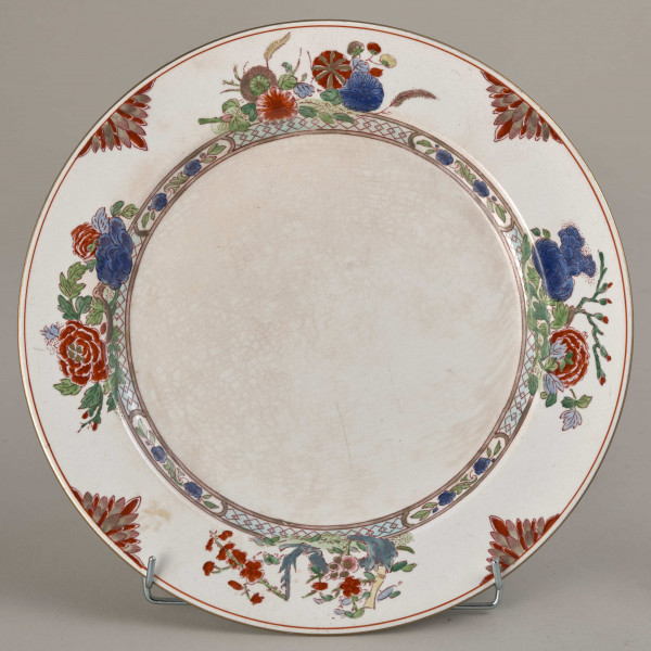 Talerz płytki, zdobiony motywem roślinnym, kwiatowym i geometrycznym