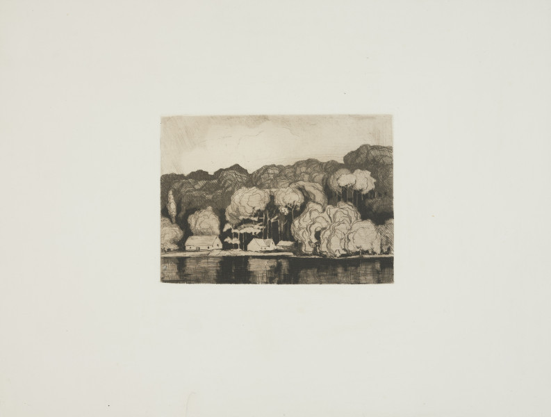 Ujęcie z przodu. Widok z jeziora na lesisty brzeg pagórkowatego terenu, na którym stoją trzy niskie domy o dwuspadowych dachach.