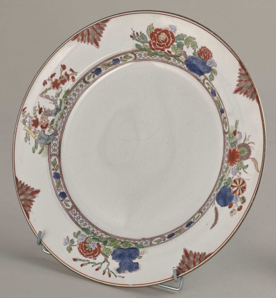 Talerz płytki, zdobiony motywem roślinnym, kwiatowym i geometrycznym