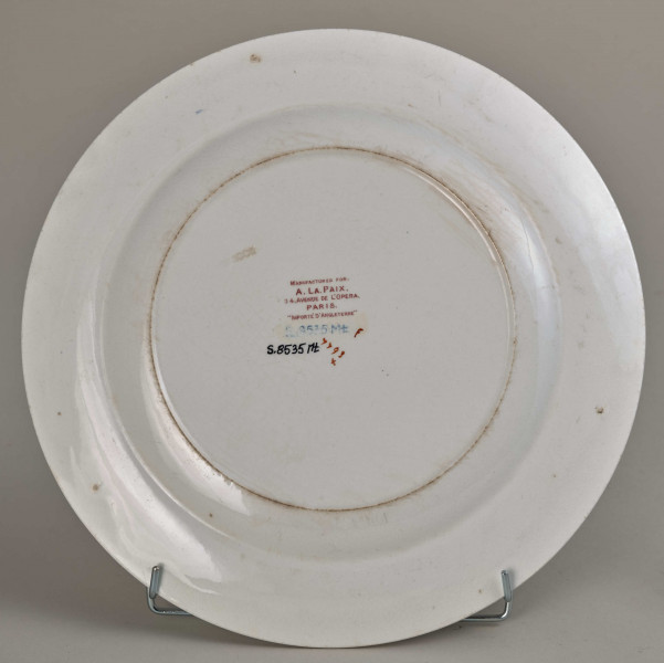 Talerz płytki, zdobiony motywem roślinnym, kwiatowym i geometrycznym. Spód