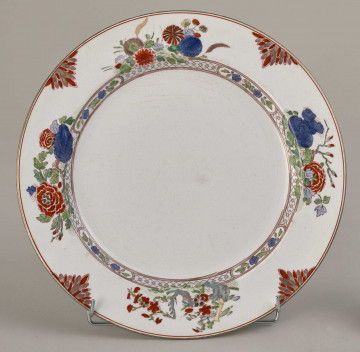 Talerz płytki, zdobiony motywem roślinnym, kwiatowym i geometrycznym