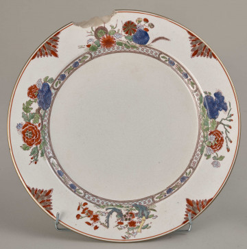 Talerz płytki, zdobiony motywem roślinnym, kwiatowym i geometrycznym