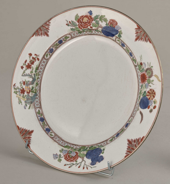 Talerz płytki, zdobiony motywem roślinnym, kwiatowym i geometrycznym