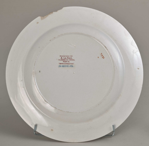 Talerz płytki, zdobiony motywem roślinnym, kwiatowym i geometrycznym. Spód