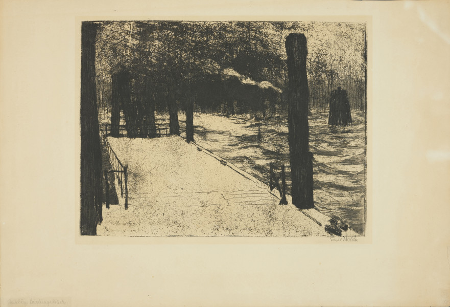 Ujęcie z przodu w oddaleniu. Widok na akwen portu w Hamburgu z pomostu otoczonego palami cumowniczymi w pochmurny dzień.