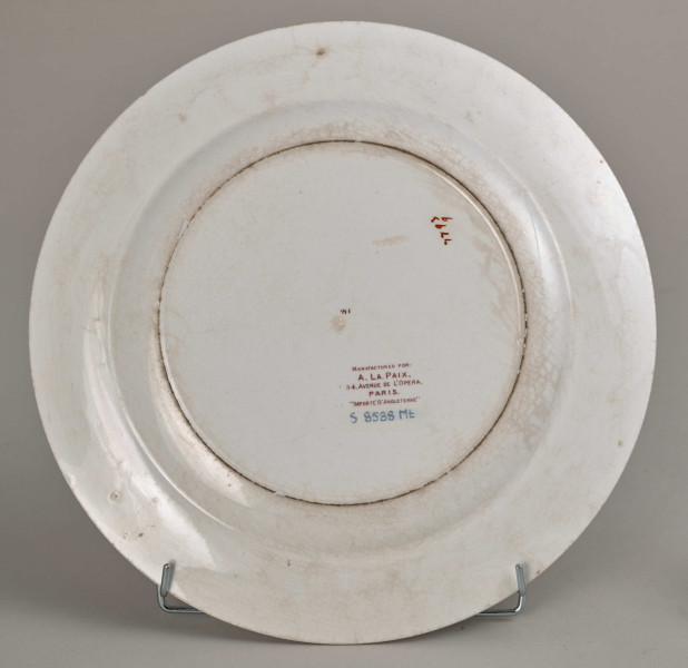 Talerz płytki, zdobiony motywem roślinnym, kwiatowym i geometrycznym. Spód