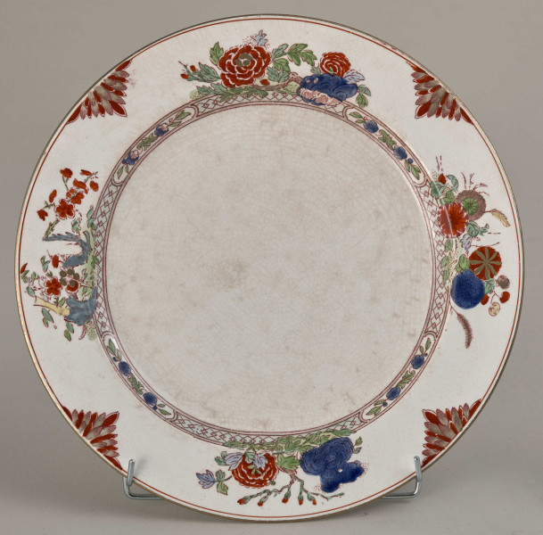 Talerz płytki, zdobiony motywem roślinnym, kwiatowym i geometrycznym