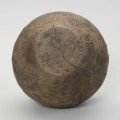Waza typu IV (Wołągiewicz) - ujęcie z dołu; Naczynie ceramiczne (waza) barwy ciemno brunatnej o chropowaconej części dolnej i wygładzanej górnej partii. Waza ma dwa przewężone ucha. Na brzuścu zdobiona chropowaconymi pasami w układzie podwójnego zygzaka. Wysokość wazy wynosi 19,8 cm, średnica brzuśca 22 cm, a średnica wylewu 21 cm.